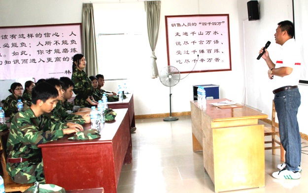 公司总经理黄深红给新员工上课并与他们进行互动问答