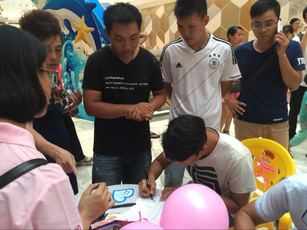 青年团员在现场留下“爱的讯息”