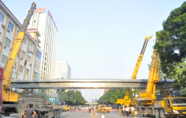 早上出门，市民惊喜地发现星湖路上横空多出了两座30多米长的天桥