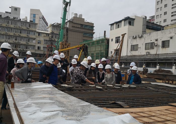参观进建地下陆续墙的施工过程.jpg