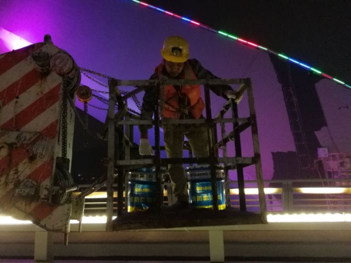 1南宁大桥喷涂工程施工现。鸹 摄）.jpg