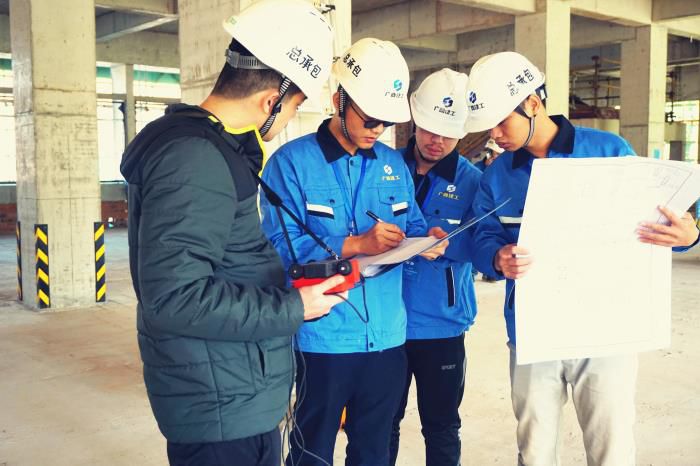 蔡仁辉（右一）参加现场质量测评工作，并虚心向前辈叨教质量技术节造知识。谢微旋 摄.jpg