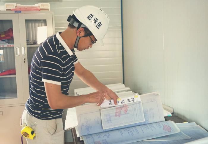 卷尺不离身，能下工地，也能仔细的整顿好每一份资料。谢微旋 摄.jpg