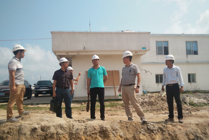 1.1陈祖训实地查看项目现场。许传波 摄700.png