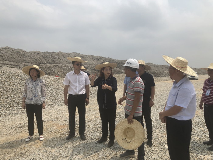 2实地查看施工现场。卢丽君 摄700.png