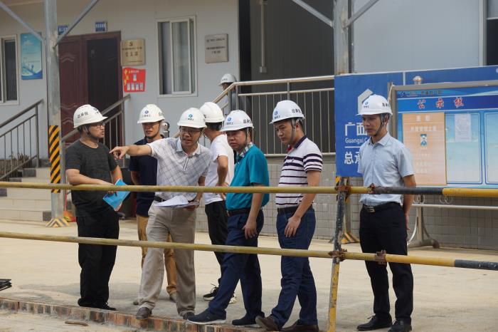 2岑廷义询问项目施工情况。刘萌萌 摄700.JPG