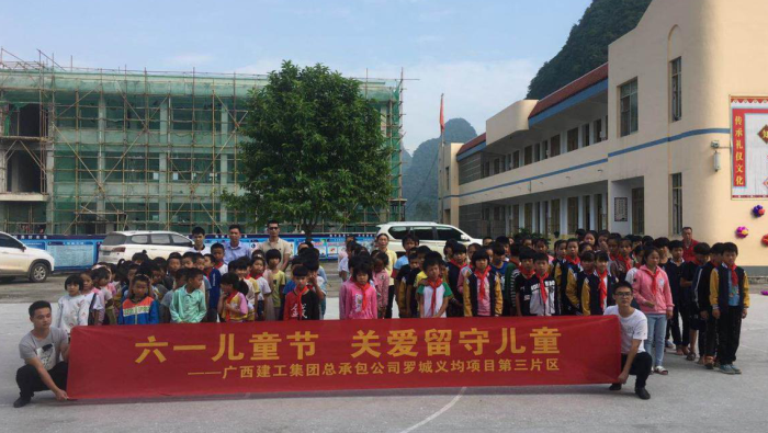 3与八联幼学的学生们合影留想。马国敏 摄700.png