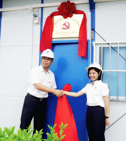 4.1陈祖训为项目党支部成立揭牌。谢微旋 摄700.JPG