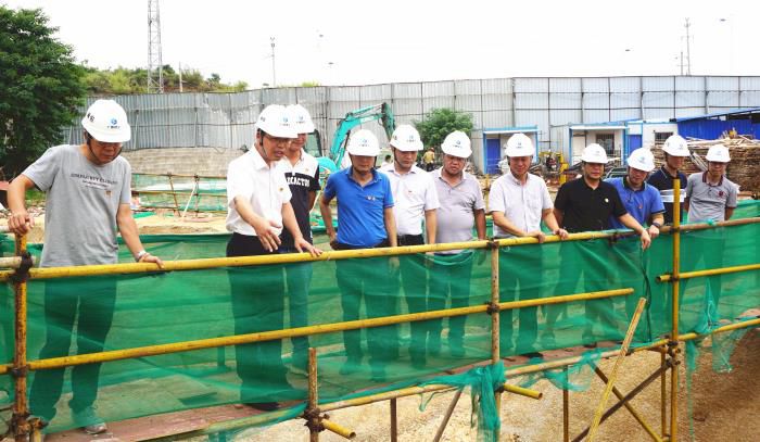 2.1陈祖训深刻施工现场进行查抄领导。谢微旋 摄700.JPG
