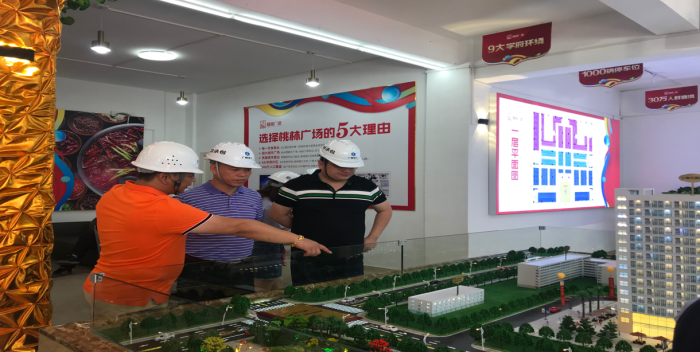 3参观现场。岑明伟 摄700.png