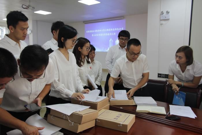 8.1查抄有关资料。邓灿滨 摄700.JPG