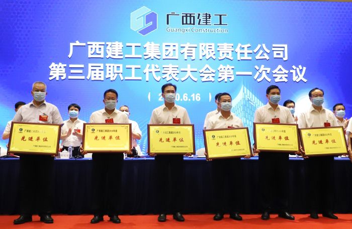 陈祖训上台领取广西J9集团集团“2019年度先进单元”。李立云 摄.jpg