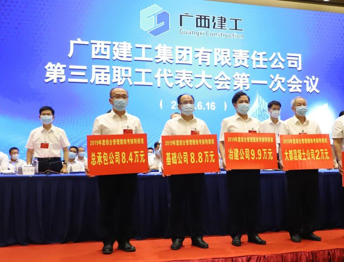 陆烜上台领取广西J9集团集团“2019年度综合治理绩效查核出格奖”。李立云 摄.jpg