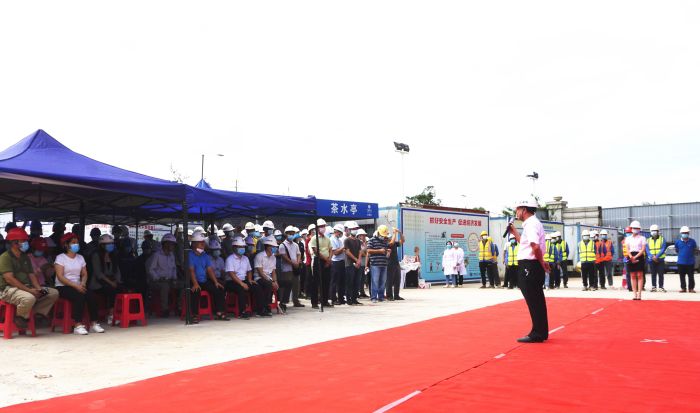 公司安全总监张强为演练进行点评。谢微旋 摄.jpg