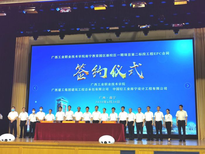 签约合影。 王瑾贞 摄.jpg