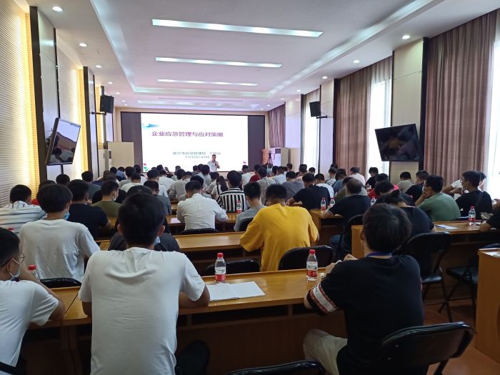 安全出产有关知识培训现场  覃洪浩  摄.jpg