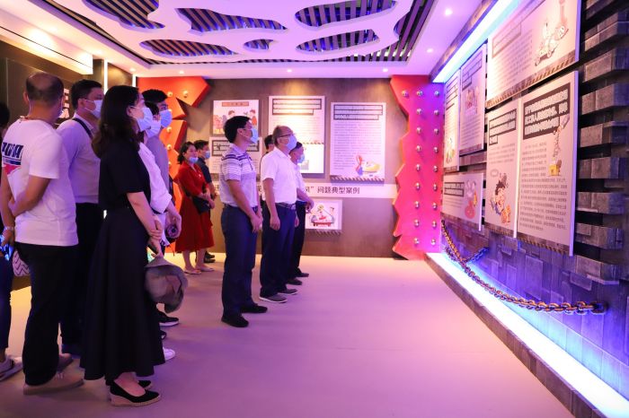 参观过程 郑诗宝 摄.jpg