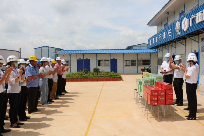 2送清冷现场。 黄璐璐 摄.jpg