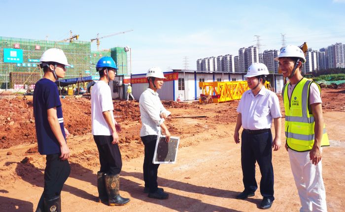 （备。┽⒁迳羁滔殖〔榭，并与青年治理员亲切交谈。谢微旋 摄.jpg