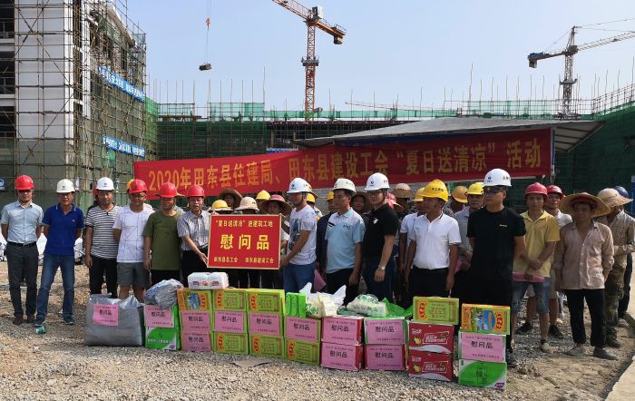 “送清冷”活动现场。 梁武益 摄.jpg