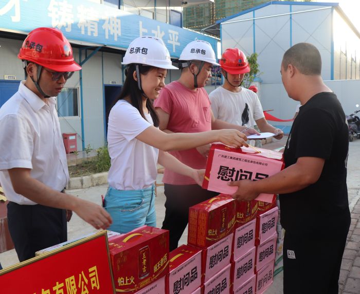 发放慰问品。 杨俊峰 摄.jpg