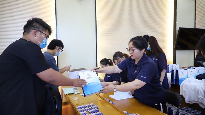 为新员工发放胸片、衣服等。李立云 摄.JPG