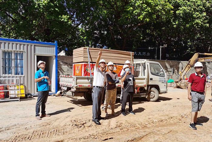 现场查看。陆大南 摄.jpg