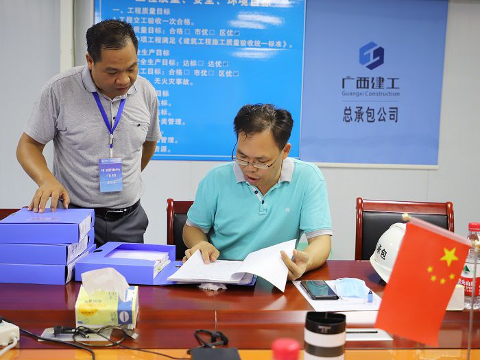 陈祖训查抄项目安全资料。 李立云 摄.JPG