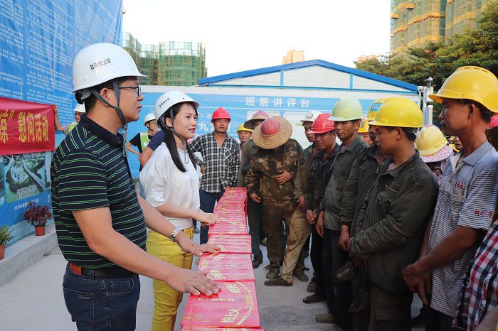 梁思赫慰问农夫工。 唐霞 摄.JPG