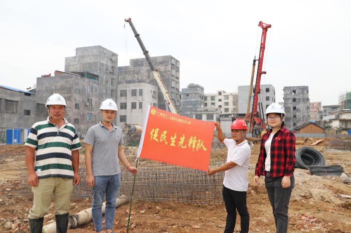 5.1授旗现场。侯健杰 摄 (2)700.JPG