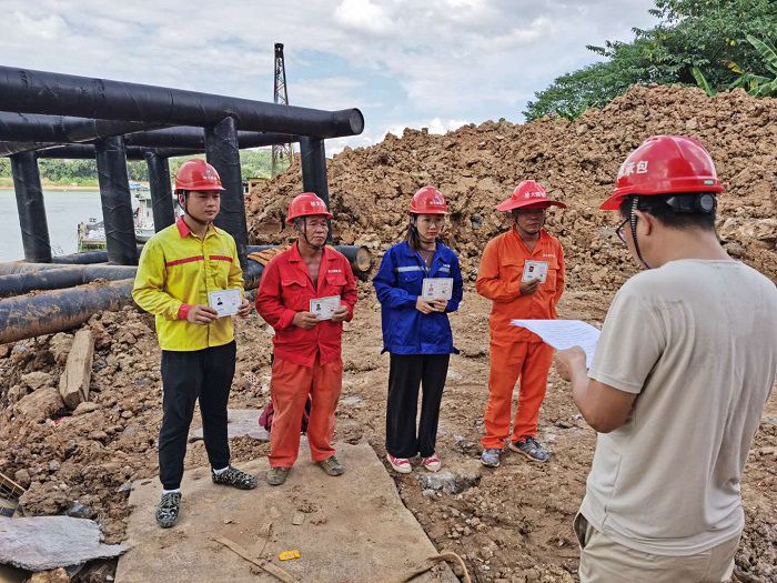 安全技术交底现场。 黄璐璐 摄.jpg