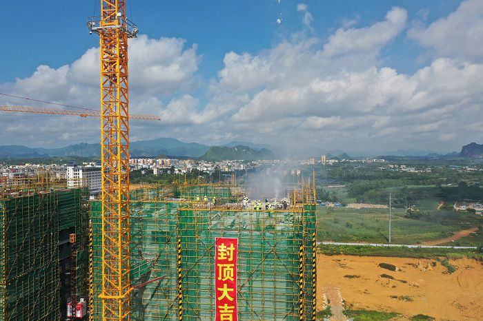 封顶照片。卢瑞阳 摄.JPG