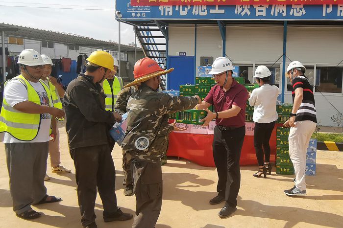 “送清冷”活动现场。 梁武益 摄.jpg