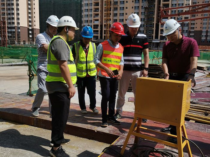 查抄楼层活动箱一时用电。 熊明未 摄.jpg