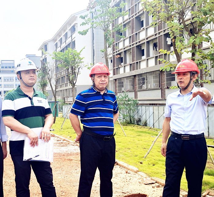 现场调研。廖益  摄.jpg