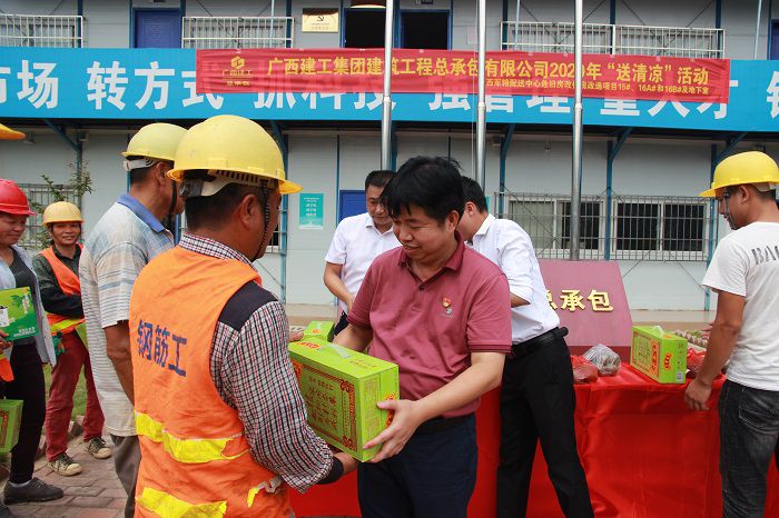 岑廷义在给工人发放慰问品。邓灿滨 摄.JPG