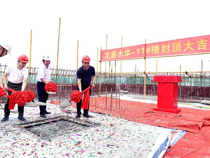 浇筑最后一方混泥土。周林哲 摄.jpg