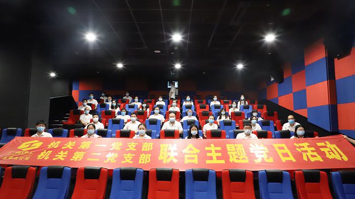 6号厅观影人员合影。李立云 摄.JPG