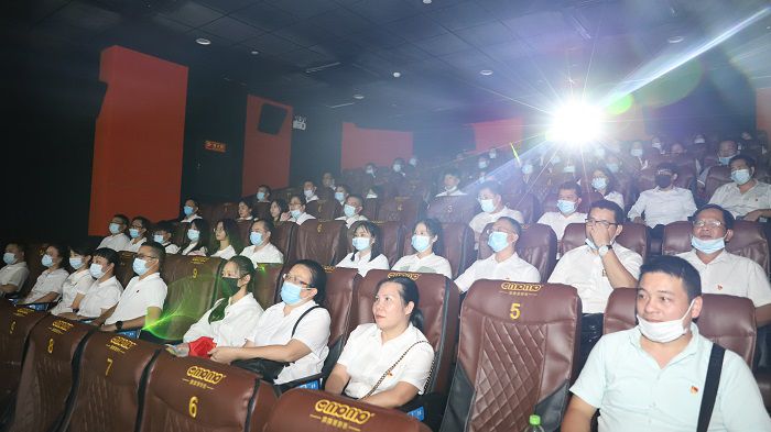 5号厅观影人员合影。邓灿滨 摄.JPG