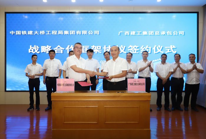 4双方签约。李立云 摄.jpg