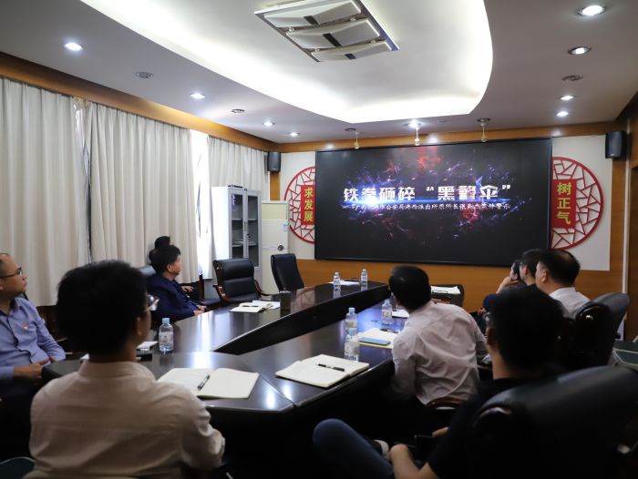 旁观警示教育片。韦文 摄.jpg