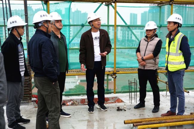 查看现场施工情况；瓶『 摄.jpg