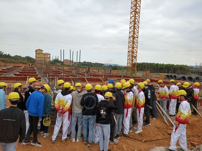 学生观摩进建现场。龙兆开 摄.jpg