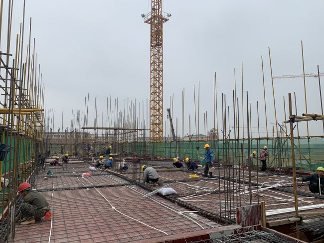 基础讲授楼B区三层梁板钢筋施工现。ńㄍ迹.jpg