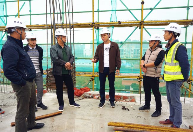 公司董事长、党委书记陈祖训深刻现场调研领导；瓶『 摄.jpg