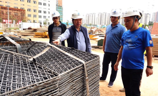 公司党委副书记、纪委书记、工会主席岑廷义深刻现场查看。谢微旋 摄.jpg