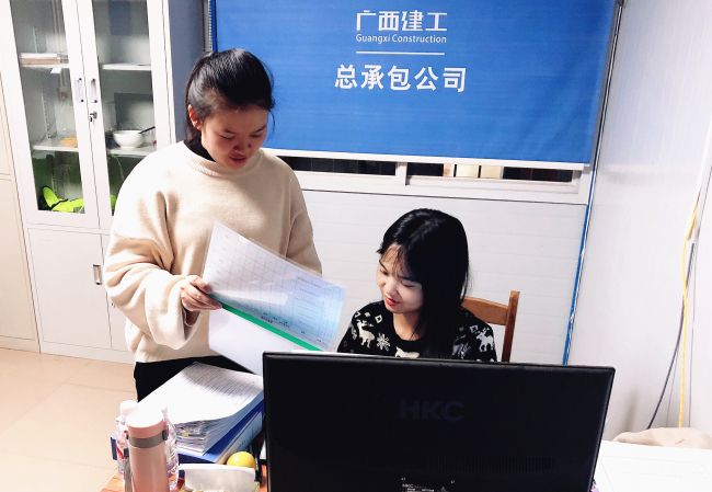 内业工作组加班加点力杏装当日事当日毕”；瓶『 摄.jpg