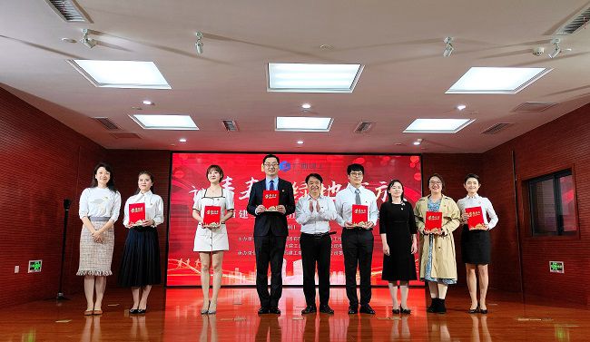 领奖现场。郑诗宝 摄（建图）.jpg