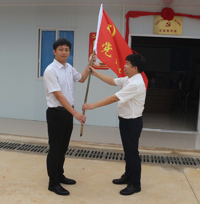 授旗典礼。张钊林 摄（建图）.jpg