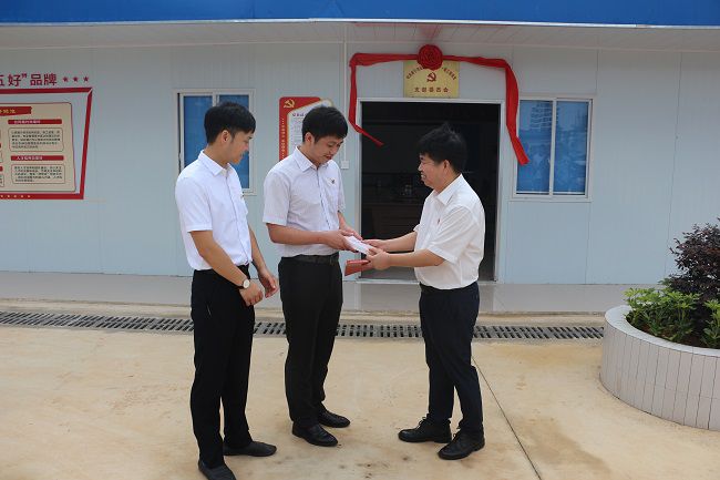 赠送红色书籍。张钊林 摄（建图）.jpg